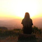 foto de mujer mirando al horizonte