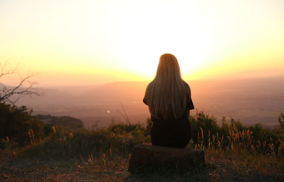 foto de mujer mirando al horizonte