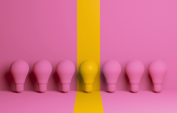 foto ilustrativa de foco de luz rosas con uno amarillo en el medio que marca la diferencia entre el monton