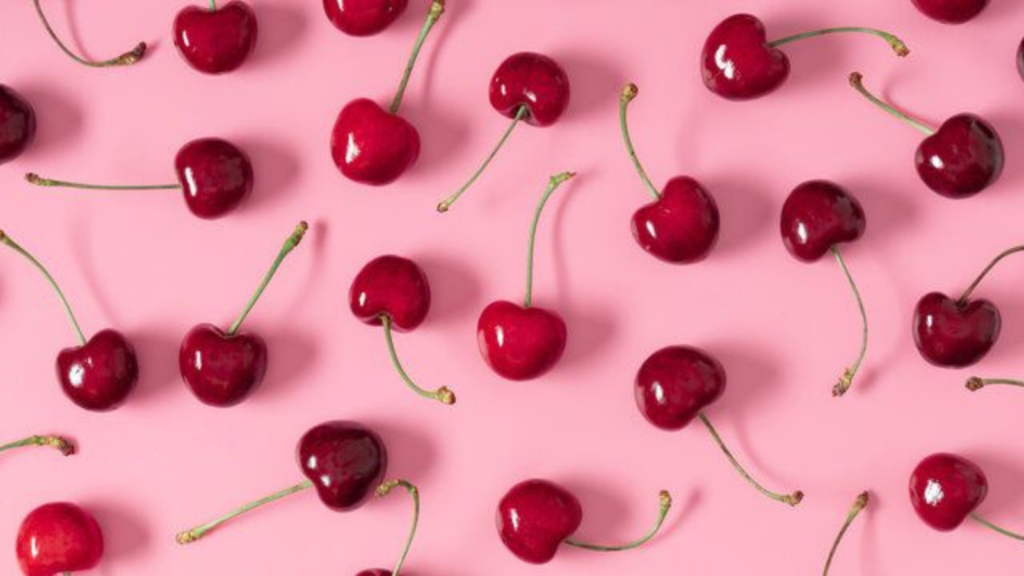 imagen de cerezas con fondo rosa