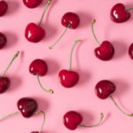 imagen de cerezas con fondo rosa